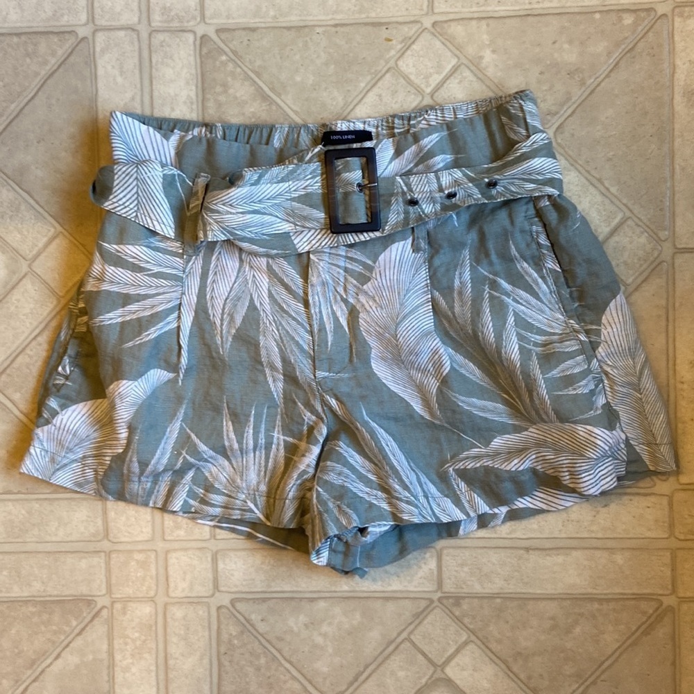 Tahari 100% Linen Shorts With Belt Women's Size Small Comes with matching belt.